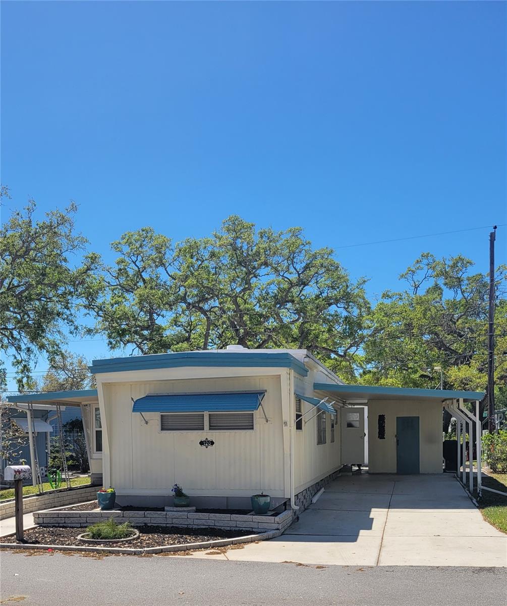 585 SKY HARBOR DRIVE 120