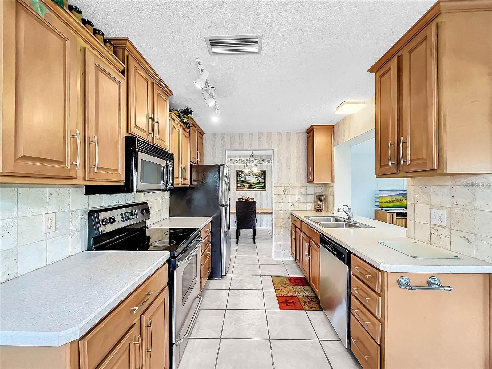 MAINLANDS OF TAMARAC BY THE GULF UNIT 4 CONDO - Residential Lease