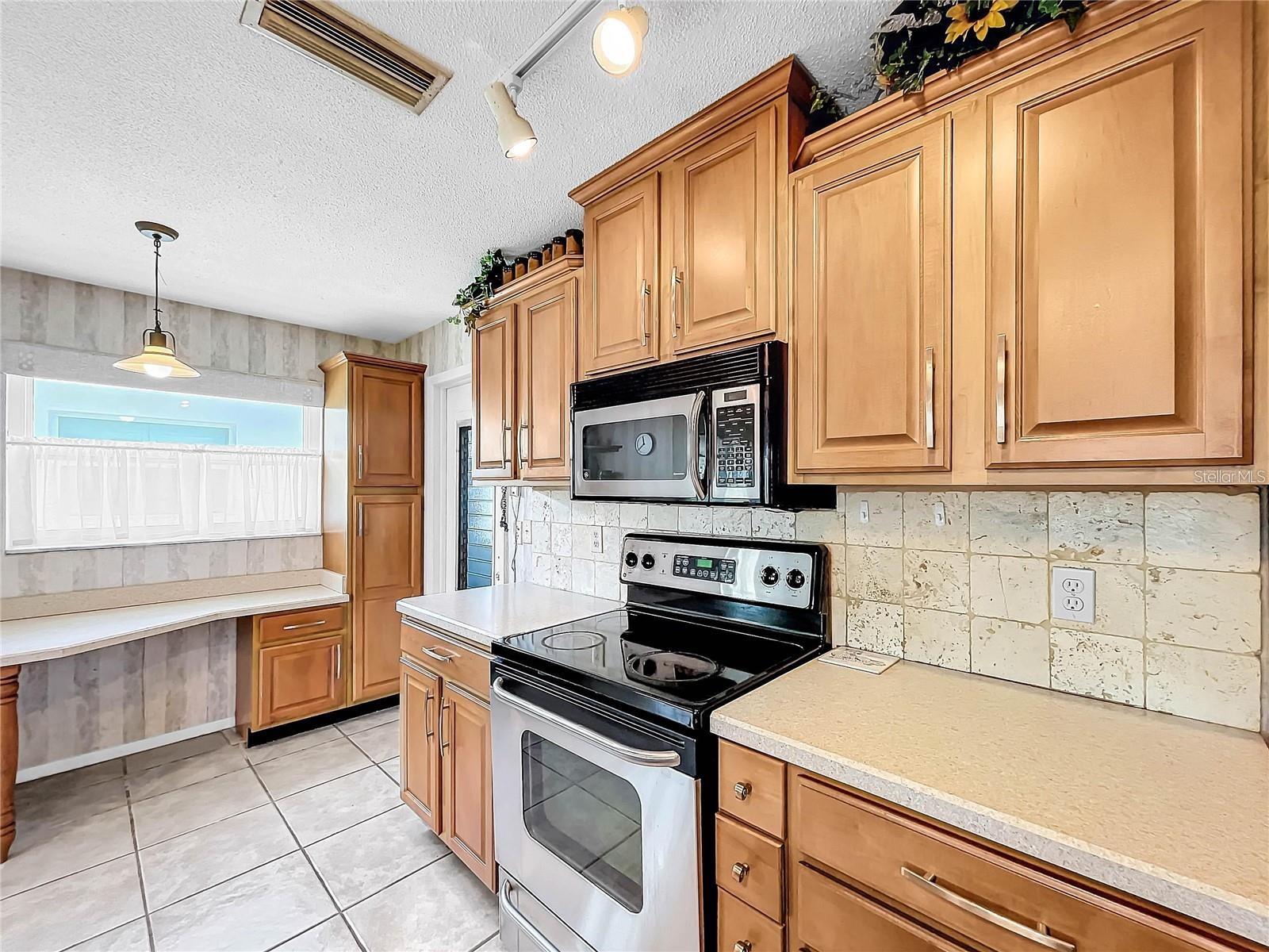 MAINLANDS OF TAMARAC BY THE GULF UNIT 4 CONDO - Residential Lease