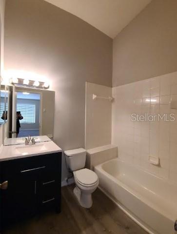 BERKELEY SQUARE - Residential Lease