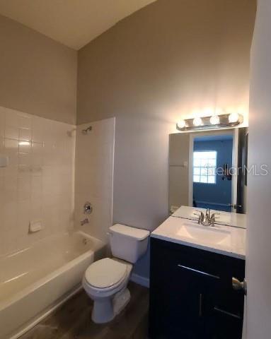 BERKELEY SQUARE - Residential Lease