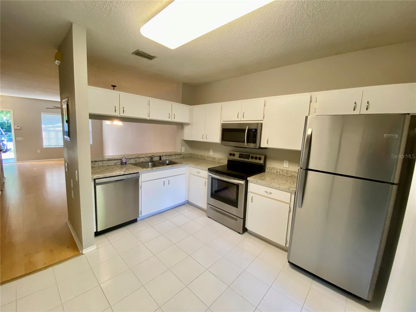 BERKELEY SQUARE - Residential Lease