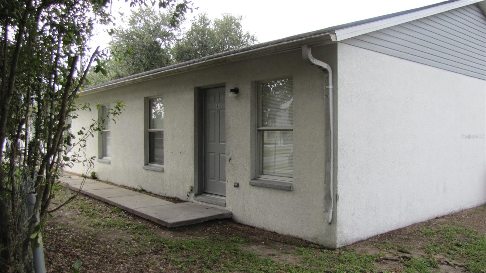 Very nice 3 bedroom 2 bath Duplex with all new flooring and appliances ready for immediate occupancy. This unit has washer and dryer hookups in the kitchen and has Central Heat and Air CondituioClose to Downtown and Ybor city.