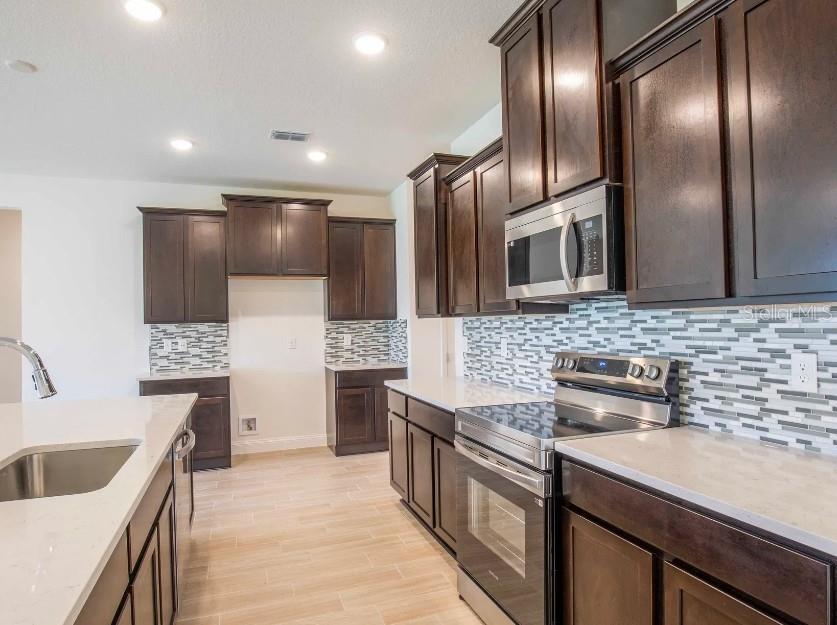 APPLEWOOD RESERVE - Residential