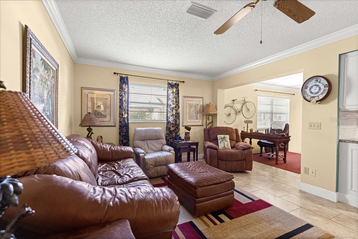 ON TOP OF THE WORLD - CIRCLE SQUARE WOODS - Residential