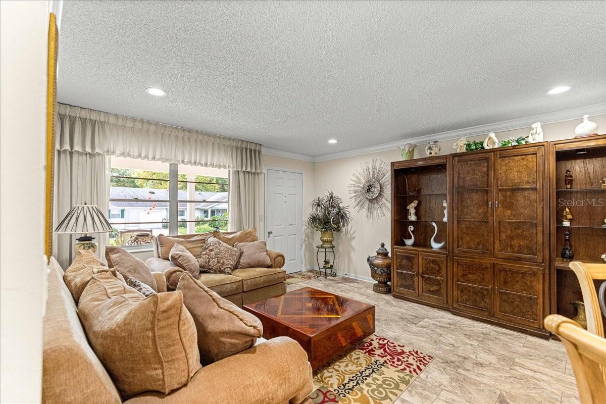 ON TOP OF THE WORLD - CIRCLE SQUARE WOODS - Residential