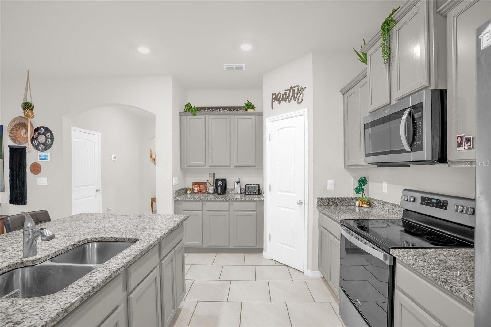 6775 SARUS CRANE POINT