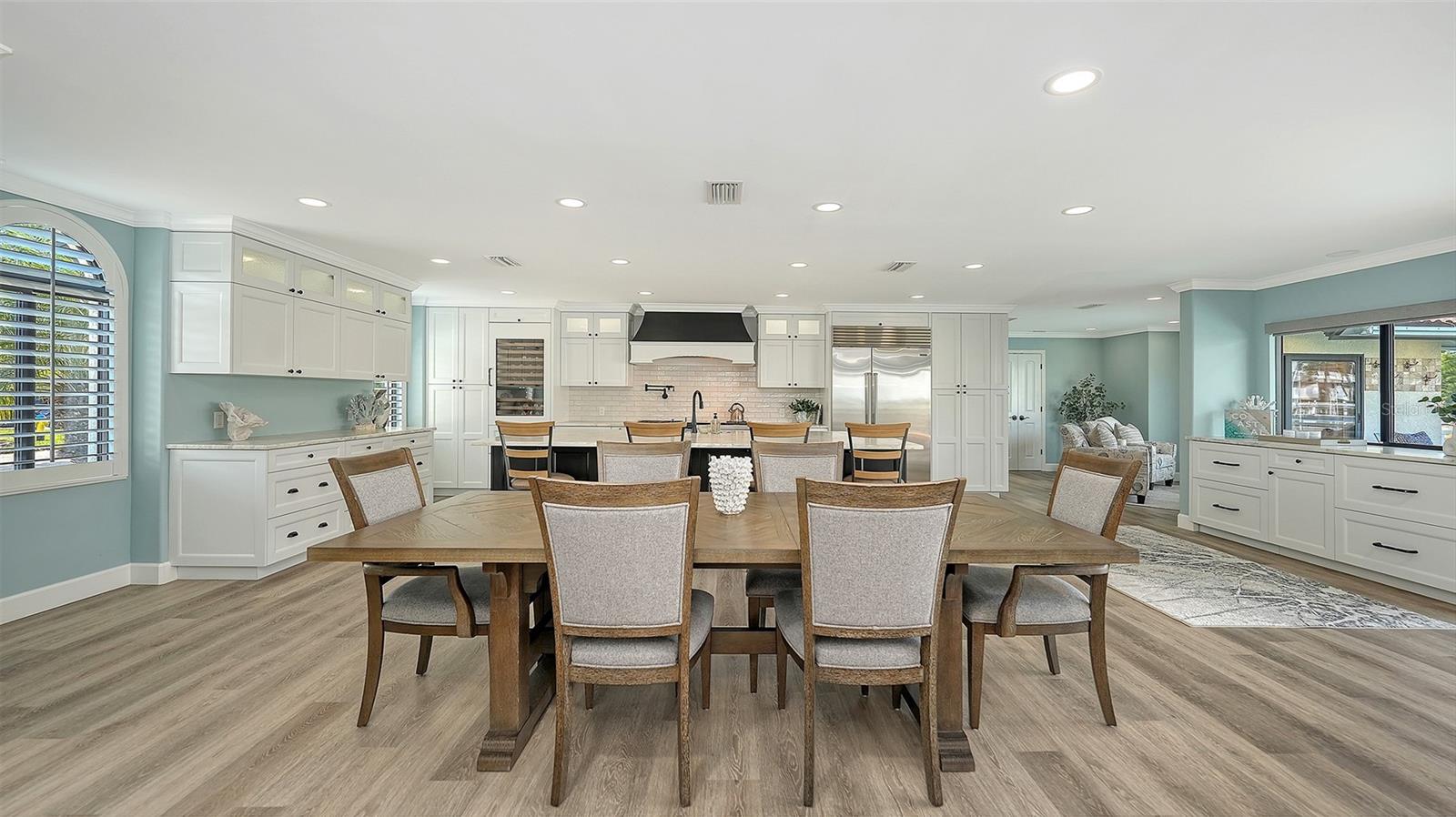 COUNTRY CLUB SHORES - Residential Lease