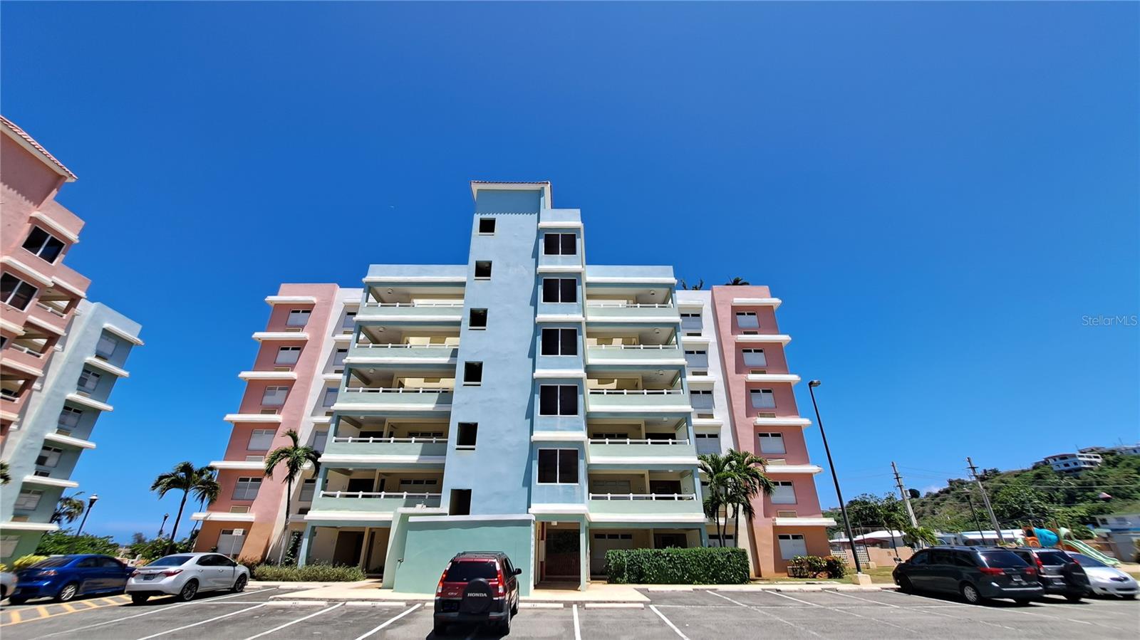 Excellent apartment beach front, consists of three large and bright bedrooms, two modern bathrooms, an island kitchen equipped with high-end appliances and a cozy and spacious living room. Spacious Balcony provides a panoramic view overlooking the sea, surrounded by lush vegetation and with the sun shining in the blue sky.
This spacious apartment has everything you need and more. Imagine waking up every morning with the sea breeze caressing your face and enjoying your coffee on the balcony with endless views of the sea.
It consists of recreational facilities such as: a basketball court, a tennis court, a soccer field and a large crystal-clear swimming pool.
In addition, this place has all the amenities you need for an active and fun life. With facilities for children, convenient parking and a privileged location near recognized attractions on the coast, this is the place where your dreams come true!
Don't miss the opportunity to live the life you deserve! Contact us today to learn more about this incredible apartment! Your Paradise awaits you.