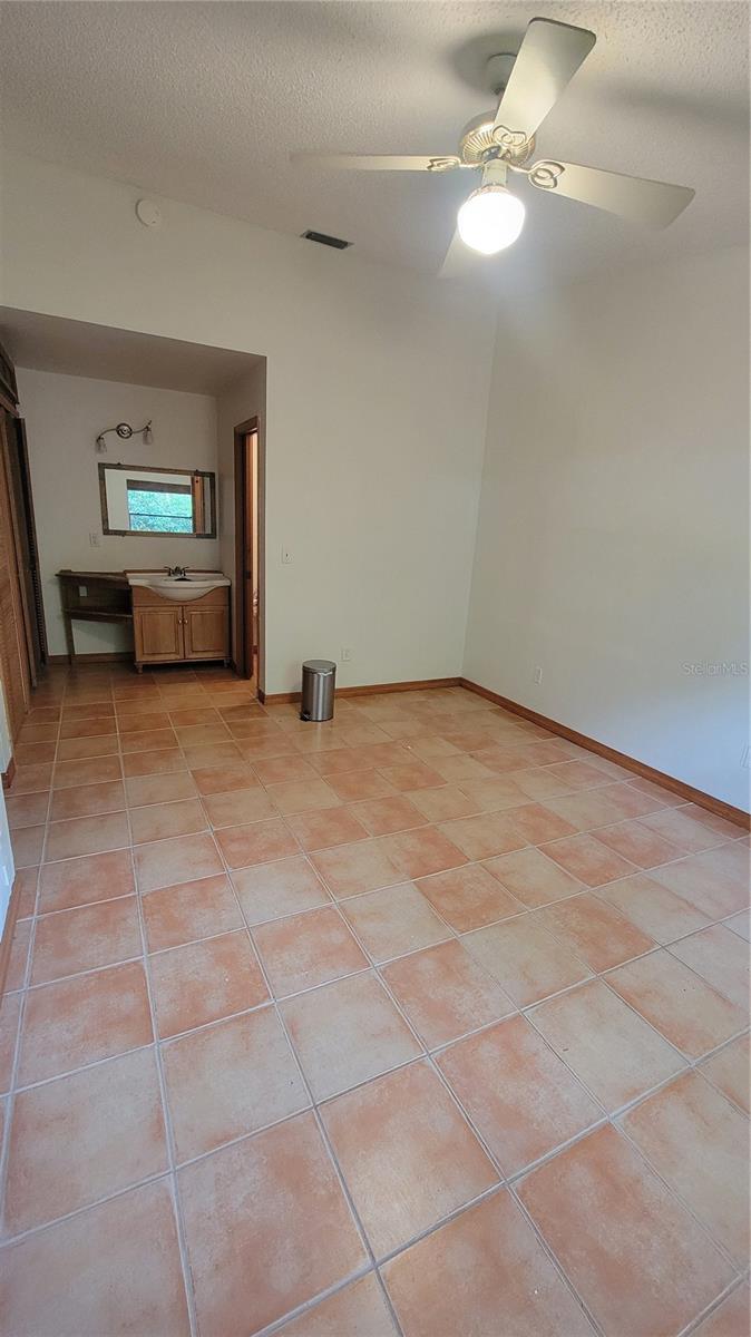 VINEYARD CONDO PH 04 - Residential