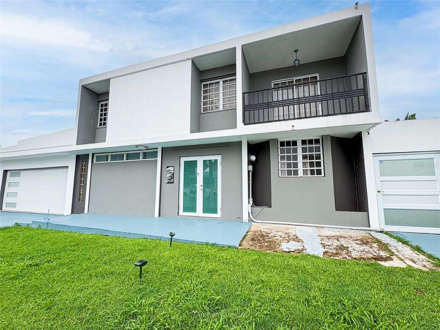 Country Club, Carolina — Live in one of Carolina’s most convenient and sought-after locations. This corner home delivers the right mix of space, comfort, and practicality—a spacious property with a functional layout and features that truly matter today. The home offers 4 bedrooms and 2 bathrooms, an open kitchen, and a large living area with direct access to the backyard, creating an easy indoor-outdoor flow that works beautifully for everyday living and entertaining. Set on a 498 sq. meter lot, the property features a large backyard that feels private and usable, with room to enjoy, stay organized, and make the most of outdoor living. It also includes a dedicated storage area, ideal for tools, equipment, and seasonal items. Parking is a major advantage: a carport for up to 4 vehicles, plus additional space—an important plus in this area for households with multiple cars and frequent visitors. The property also includes 18 solar panels and one Tesla battery that powers the entire home, adding efficiency and reliable backup support.
Country Club stands out for its central location, quick access to main roads and expressways, just minutes from the airport, and close to shopping, dining, schools, and essential services. A strong opportunity in a high-demand area, ideal as a primary residence or a smart investment in a high-activity market.