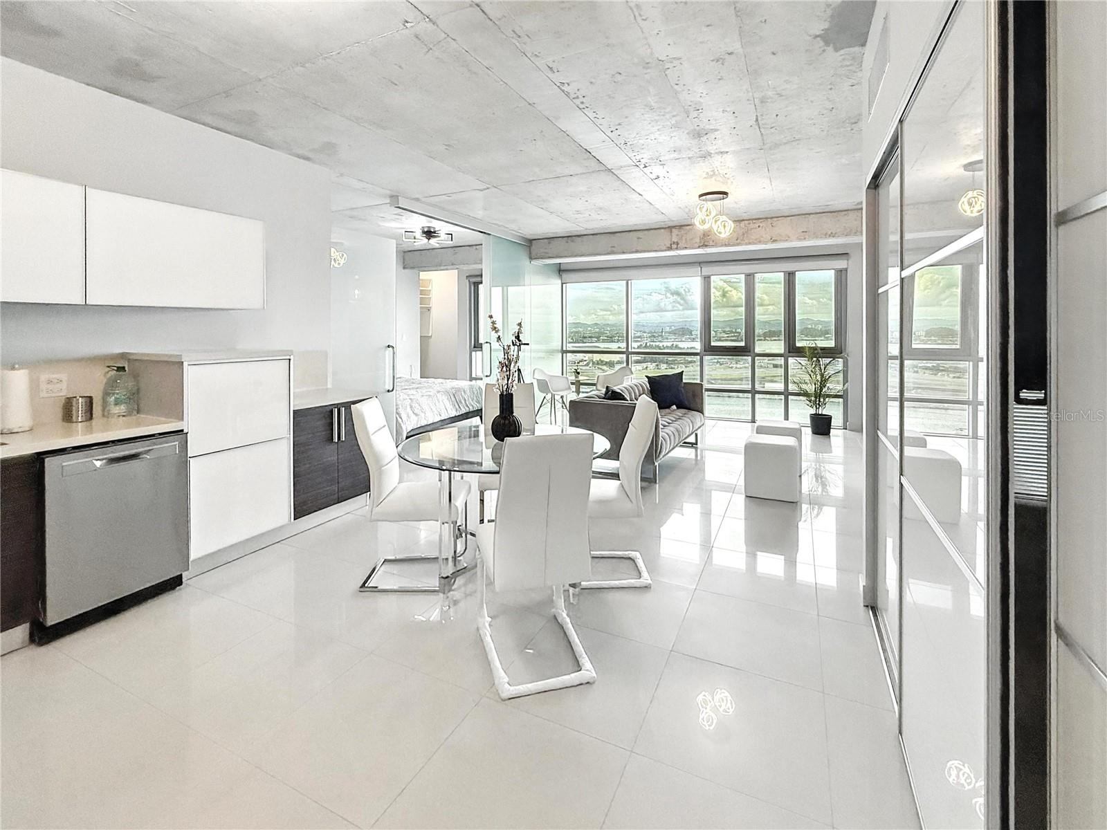 Enjoy comfort and style in this spacious and modern apartment with one bedroom and one bathroom, a living room, kitchen, and dining room. Fully furnished, it's ideal for those seeking a functional and elegant space in San Juan. This property does not include utilities. It also has underground parking for your convenience.
The condominium offers 24-hour security for your peace of mind, as well as a full-power generator that guarantees continuous power supply. A gym is available for residents and the apartment boasts an excellent location, just minutes from some of Puerto Rico's best beaches, fine dining, renowned hotels, and shopping centers such as Condado, Isla Verde, and Old San Juan.
Don't miss the opportunity to live in a safe, modern environment with access to everything you need.