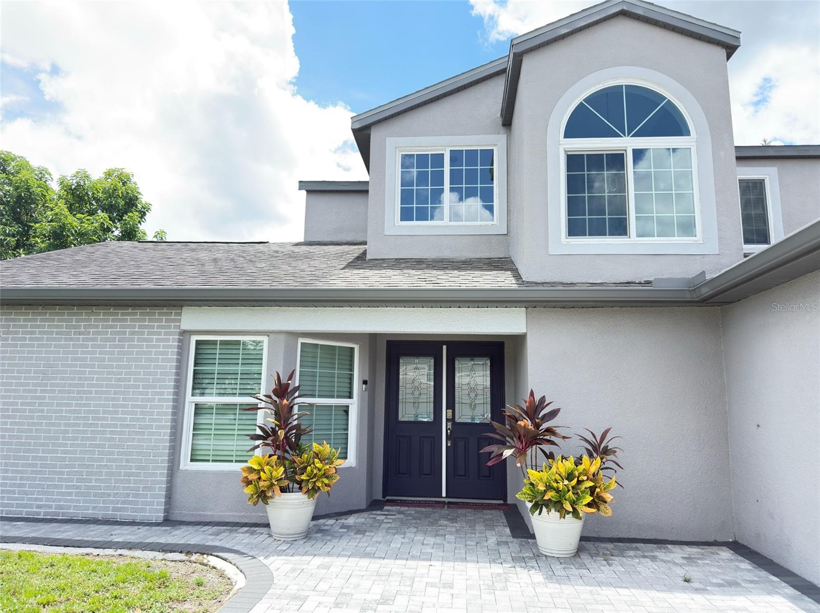 Extraordinary, brand-new second-level apartment. Fully equipped for immediate move-in. Corner location, dedicated entrance, and private parking. Centrally located, minutes from Osceola Regional Medical Center, Kissimmee CBD, and St. Cloud Regional Medical Center.