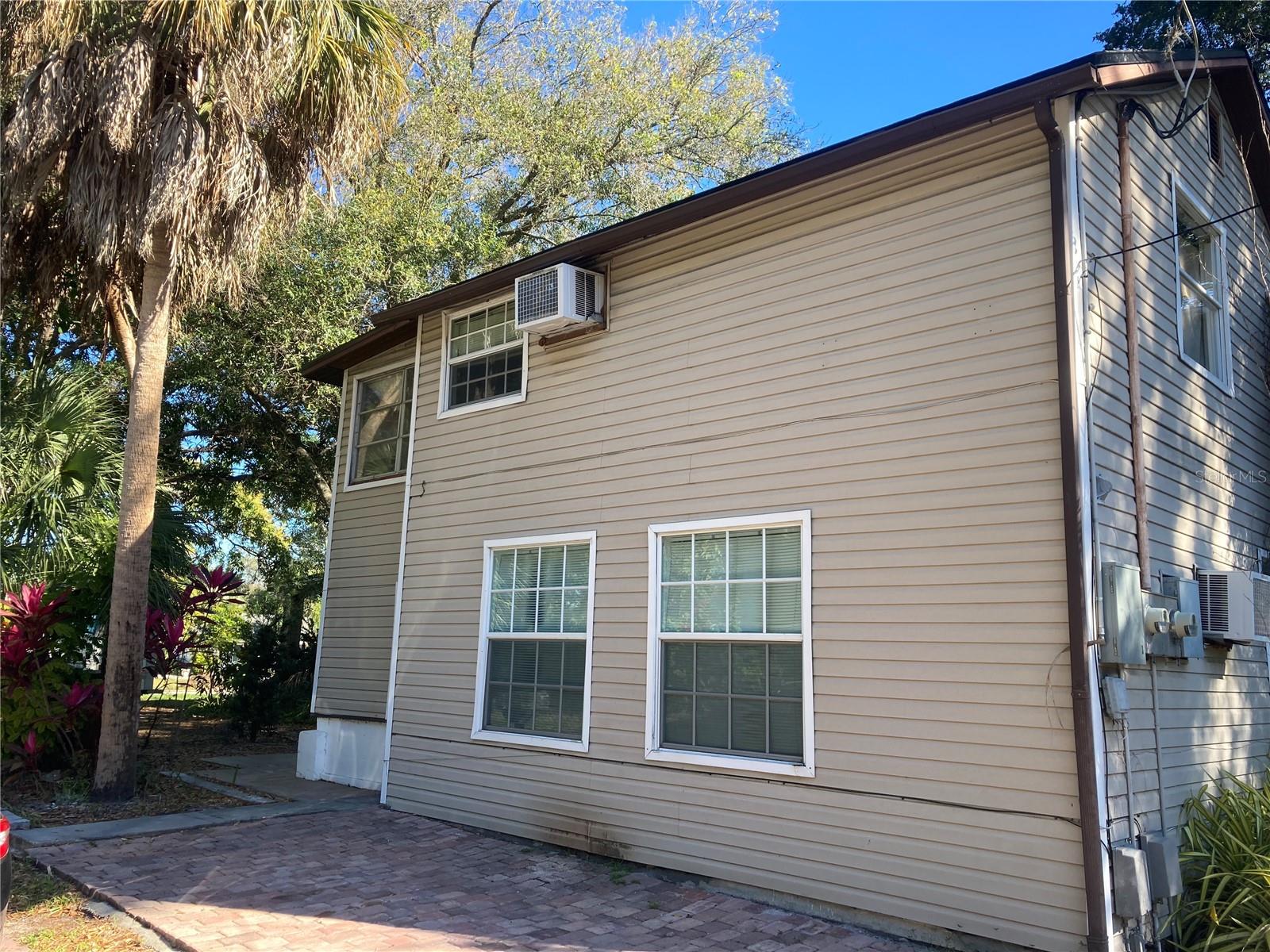 2 bedroom apartment newly renovated and in a great location! Enjoy the Manatee River with views from out your front door. Downtown Bradenton & Manatee Memorial Hospital just a couple miles to the West with all dining, shopping and entertainment all close-by! Shared laundry room on site. Application required.