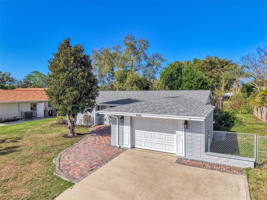 Photo of 6742 Bowline Drive, Sarasota, FL 34231 (MLS # A4685028)