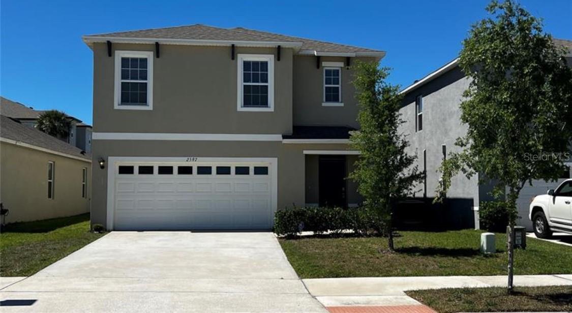 Beautiful Home for Sale in Avalon Park Tavares – Perfect for your Family!
This incredible 5-bedroom, 3-bathroom home offers the comfort and convenience that you and your family deserve! Located in the desirable Avalon Park Tavares, the home is ready to be your new home.
Property highlights: 5 spacious and well-lit bedrooms, all with built-in closets and carpet, ensuring maximum comfort and organization.
3 bathrooms, with the 5th bedroom and 3rd bathroom located on the first floor, providing privacy and making it easier to receive guests.
Balcony at the entrance with a cozy garden, creating a peaceful and pleasant atmosphere.
The open and modern kitchen, combined with the living room, is perfect for family moments. Already equipped with appliances, high-quality wooden cabinets, as well as a countertop that offers practicality in everyday life.
Equipped laundry room, ensuring even more functionality to the property.
2-car garage with automatic gate, offering security and convenience for your family.
In addition to having all these features, the house has an excellent location, close to everything you need: shops, schools and easy access to main roads.
Don't miss this opportunity! Schedule your visit now and come see the house of your dreams up close.