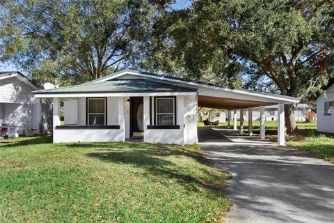 A home in WINTER HAVEN