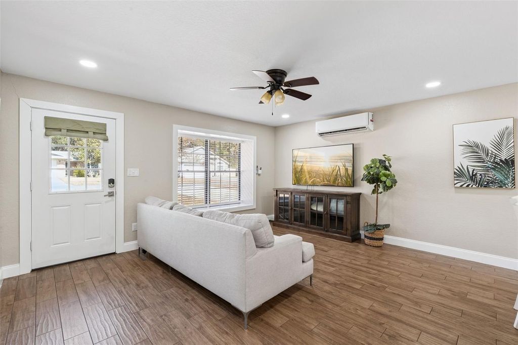 Photo of 102 Vine Street, Oviedo, FL 32765 (MLS # O6381094)