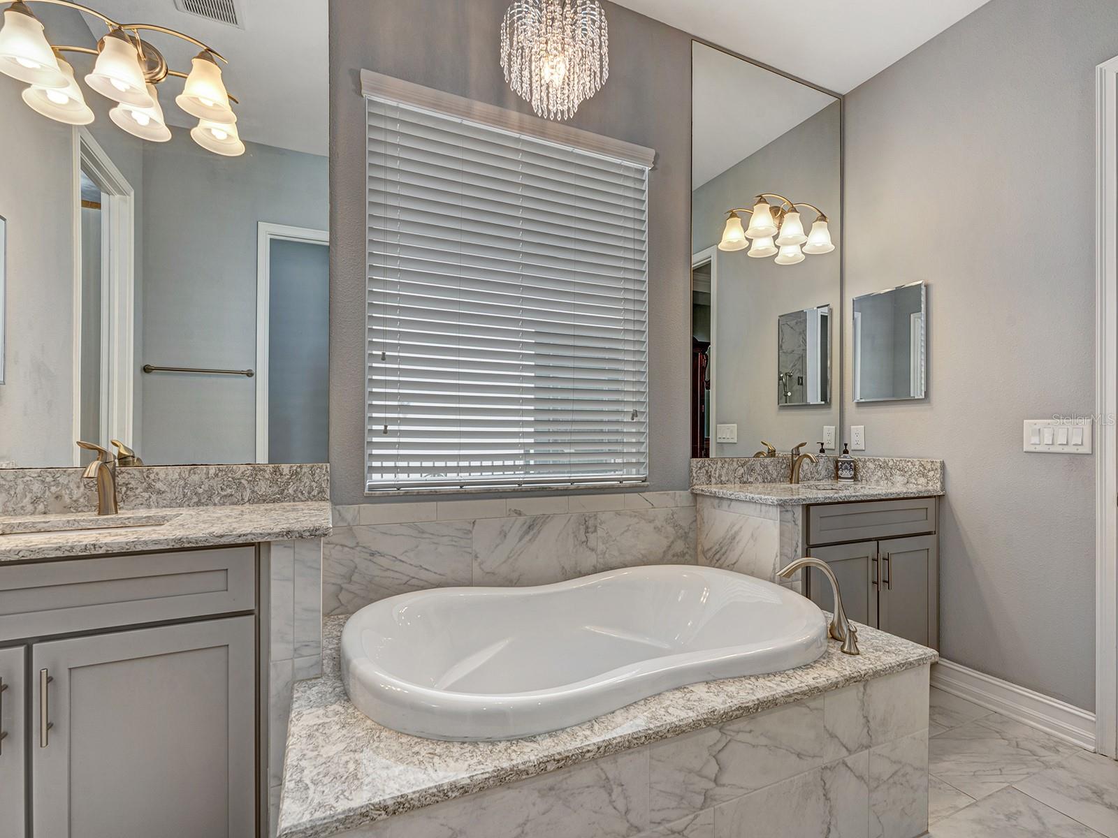 PROMENADE AT LAKE PARK PH - Residential