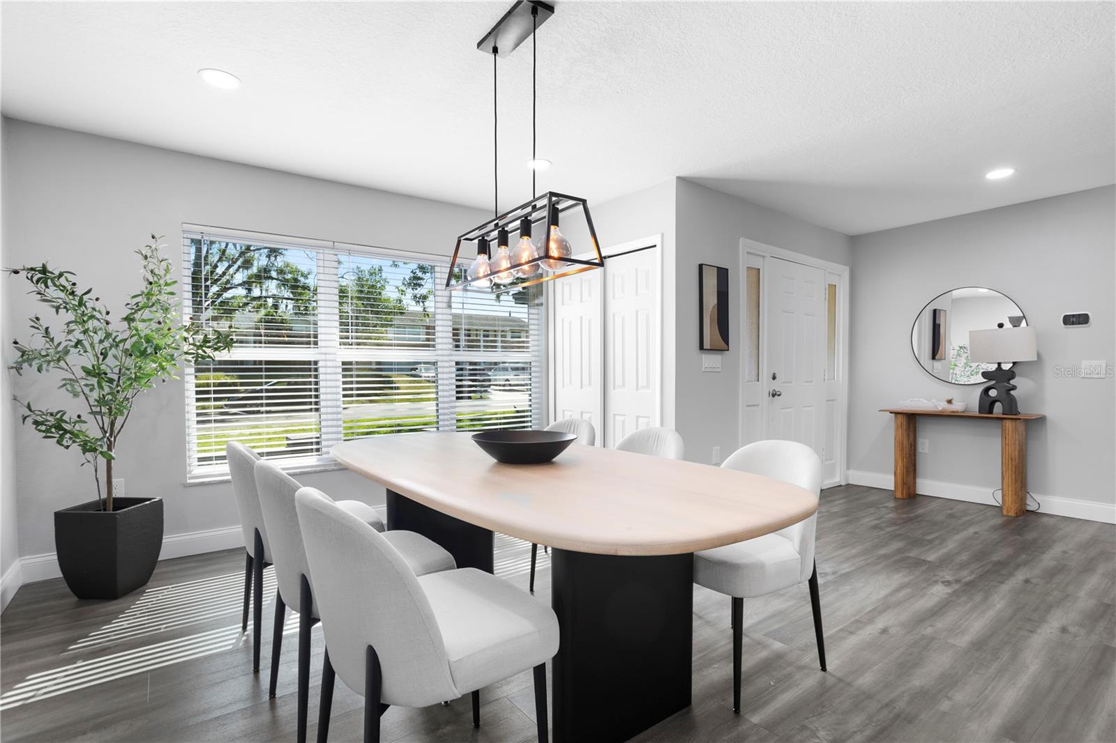 516 OAKWOOD COURT