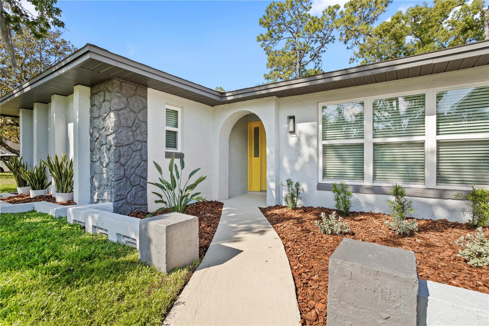 516 OAKWOOD COURT