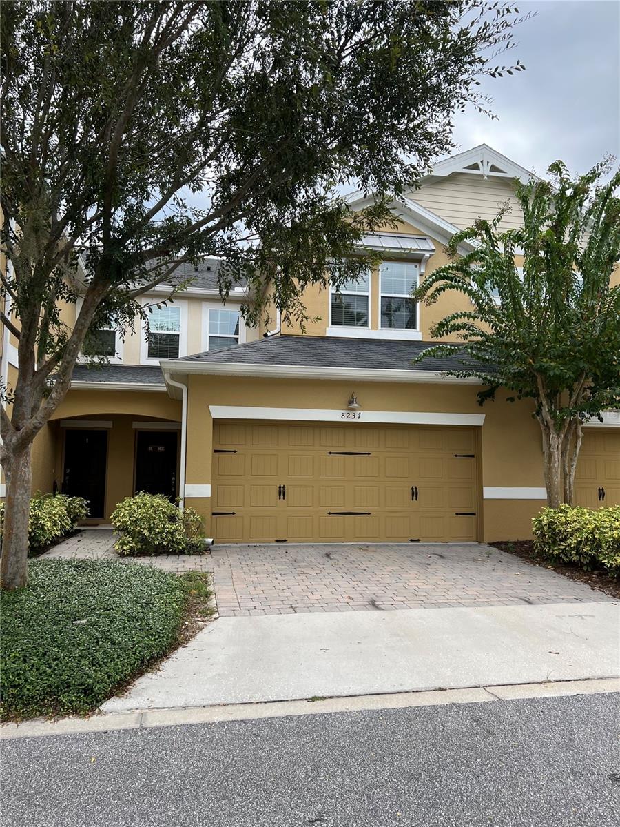 Townhouse in gated community near Disney.
furnished, 4 bed/2.5 bathroom 2 cars garage.
Water, basic cable included.