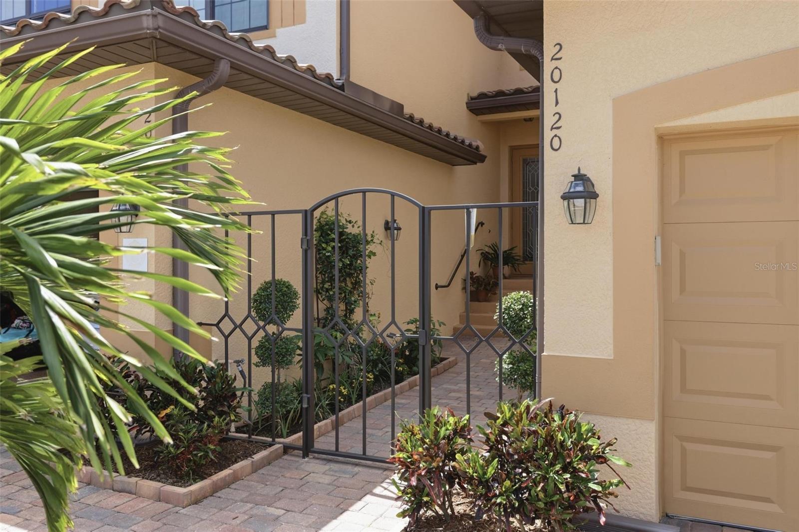 COACH HOMES 1 AT GRAN PARADISO - Residential