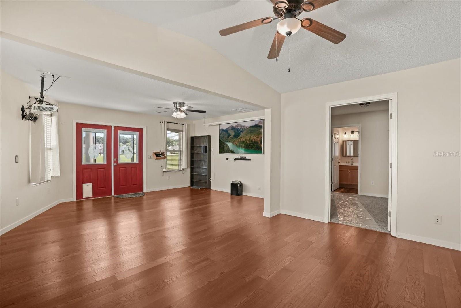 1833 W SCHWARTZ BOULEVARD