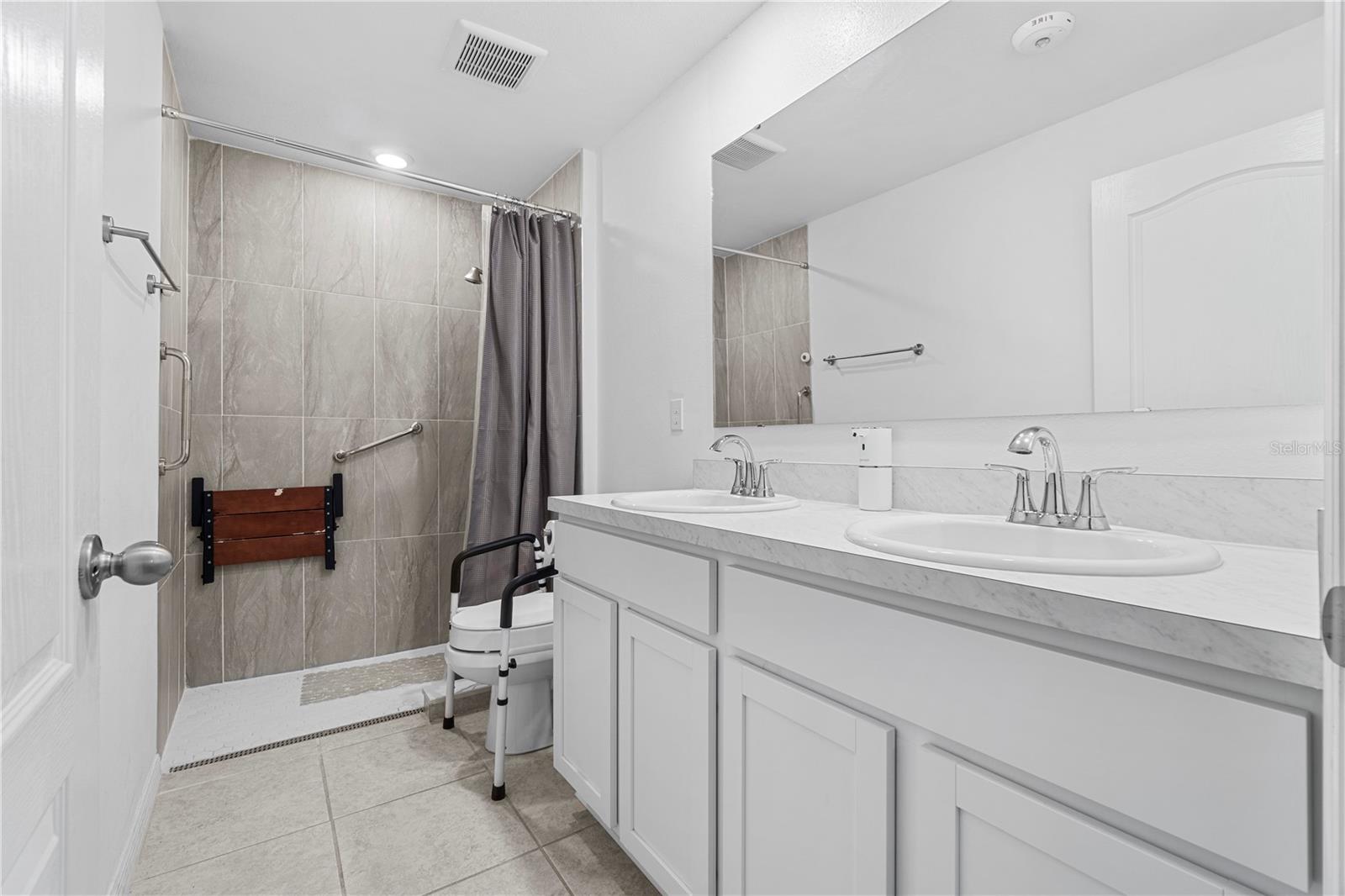 SILVER SPGS SHORES UN #33 - Commercial Sale