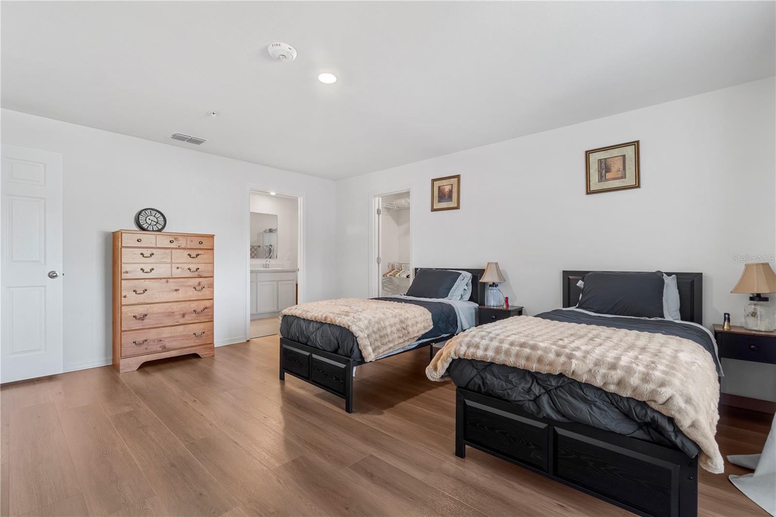 SILVER SPGS SHORES UN #33 - Commercial Sale