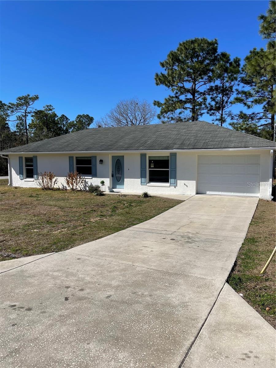 Welcome to your new home! This beautifully maintained property features 3 bedrooms and 2 bathrooms on a generous oversized corner lot. Enjoy the convenience of an in-unit washer and dryer, making laundry day a breeze.
Location, location, location! All the shopping, dining, and amenities you could ask for are just outside your neighborhood, putting everyday convenience right at your fingertips.
Don’t miss out on this perfect combination of comfort, space, and unbeatable location!