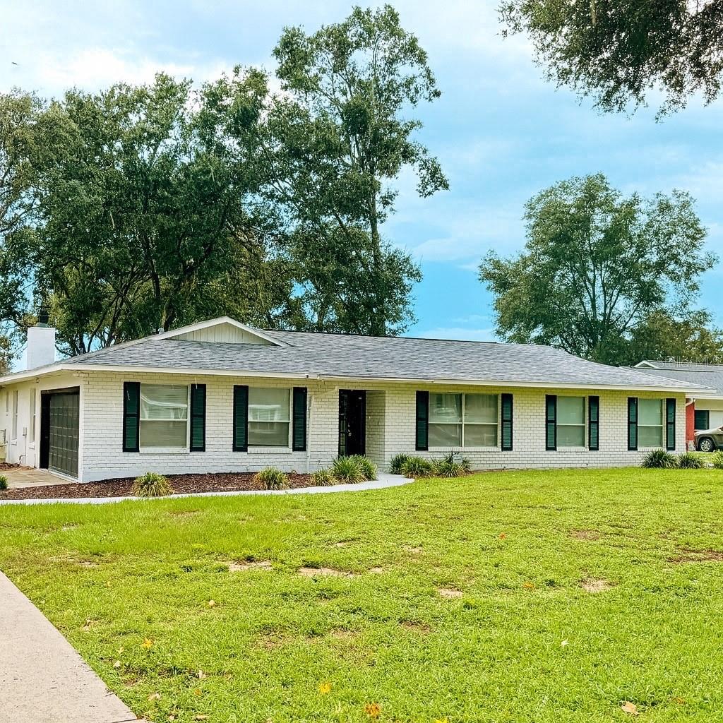 6 mins from Downtown, this spacious home offering outstanding value with plenty of square footage for the price! This split 3-bedroom, 2-bath design features a formal living room, an expansive family room with a cozy fireplace, and a formal dining room just off the kitchen. The kitchen overlooks the screened porch and backyard, creating a great flow for entertaining and everyday living.
Both bathrooms and the kitchen have been fully remodeled with modern finishes, and the home also boasts new exterior paint for fresh curb appeal. Stylish vinyl plank flooring enhances the dining area, and the quiet cul-de-sac setting offers privacy and comfort. Located in a desirable school zone, making it an excellent choice for families.