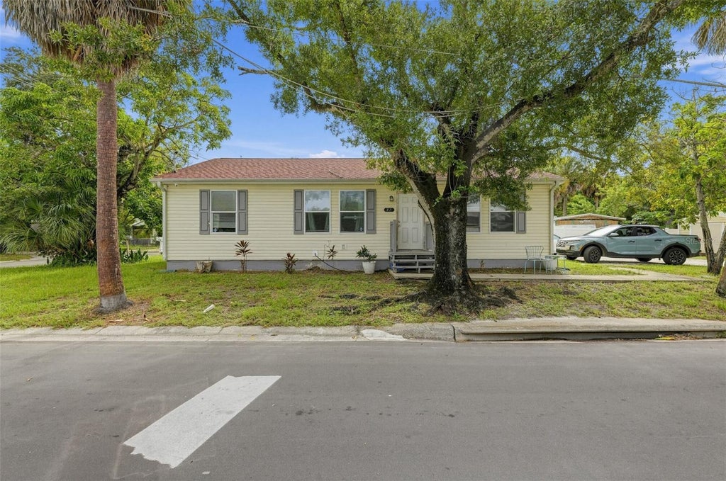 Photo of 521 12th Avenue W, Bradenton, FL 34205 (MLS # A4707959)
