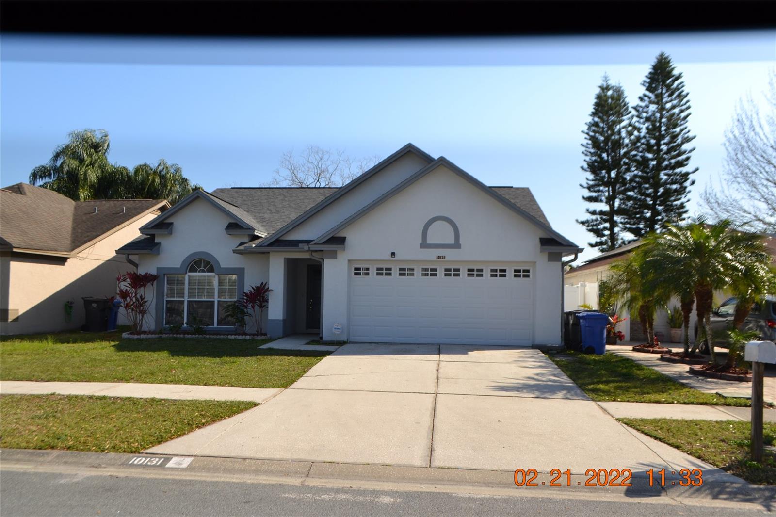 BEAUTIFUL "SINGLE STORY" HOME LOCATED IN DESIRED WILDEWOOD VILLAGE. LOCATED ON POND IN A QUAINT HIDDEN NEIGHBORHOOD IN THE HEART OF CARROLWOOD. THREE BEDROOMS AND TWO FULL BATHS, PRIMARY BEDROOM IS OVERSIZED WITH WALK IN CLOSETS AND BATHROOM WITH HIS AND HER SINKS. KITCHEN OFFERS EAT IN SPACE AND BREAKFAST BAR WITH A GREAT ROOM COMBO. ALL APPLIANCES, AND INSIDE LAUNDRY ROOM. THIS HOME OFFERS A FENCED BACK YARD, DOUBLE CAR GARAGE AND IS READY FOR IMMEDIATE MOVE IN.