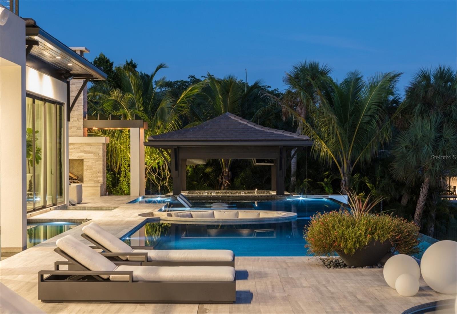 SIESTA KEY / BAY ISLAND - Residential