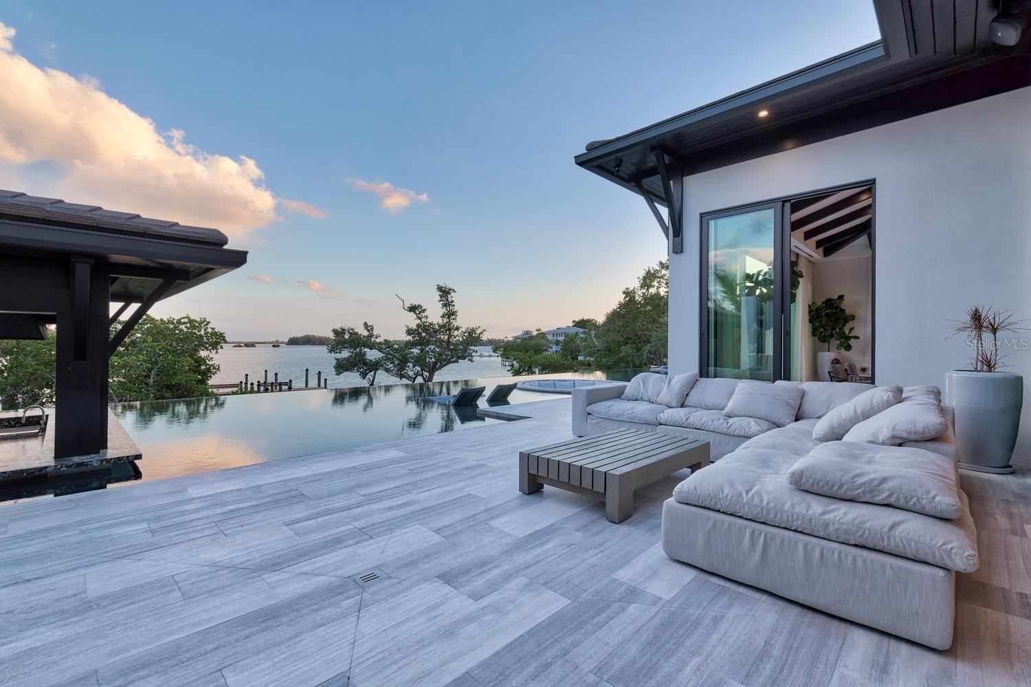 SIESTA KEY / BAY ISLAND - Residential