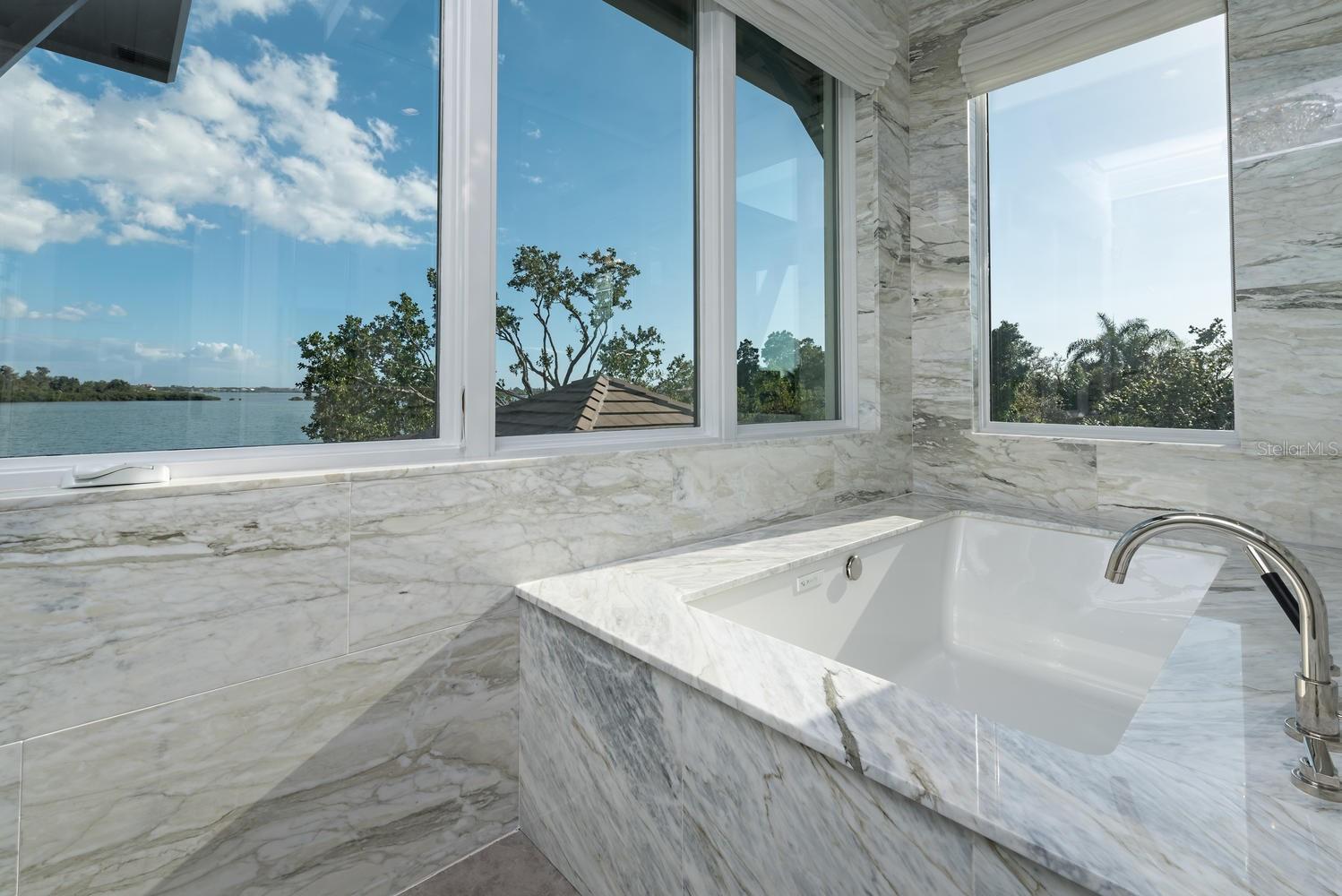 SIESTA KEY / BAY ISLAND - Residential
