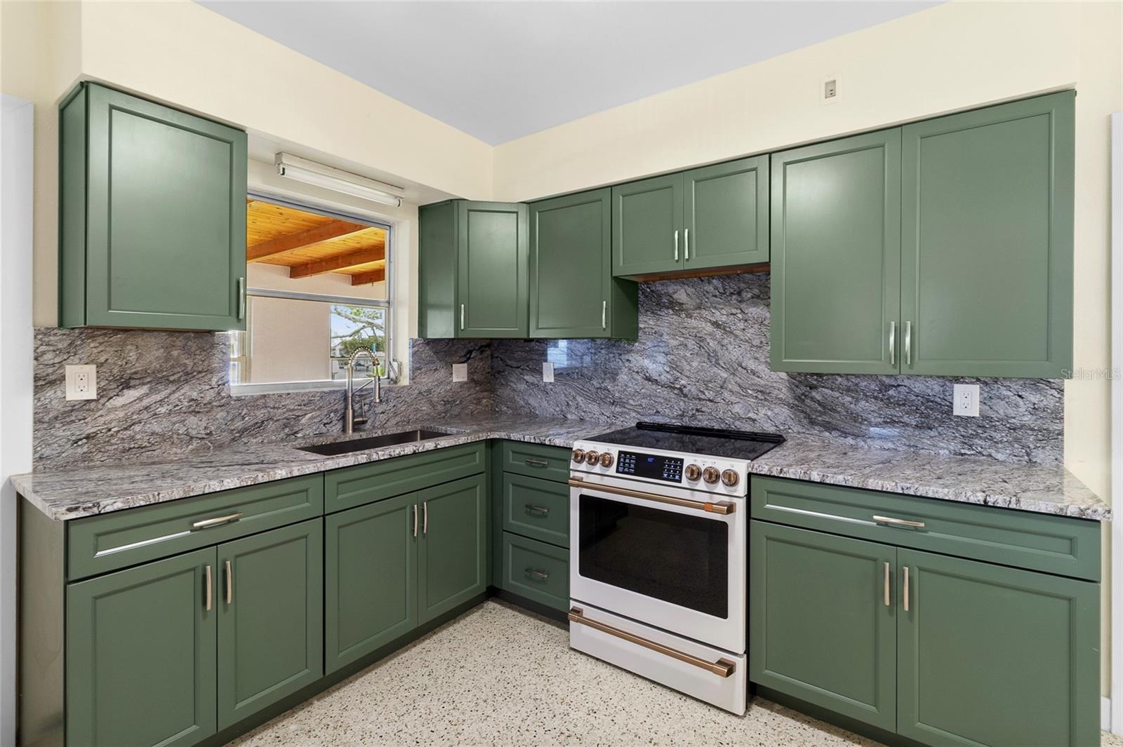 FLOR A MAR - Residential