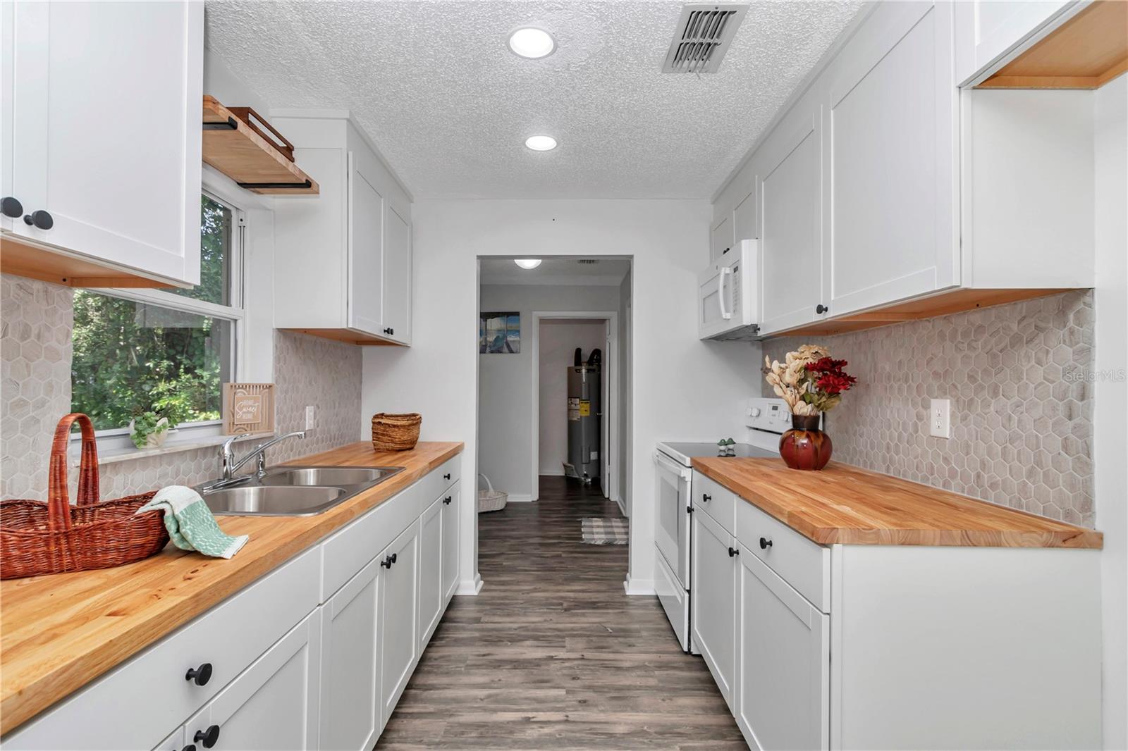 BELLEVIEW HEIGHTS ESTATE - Residential Lease