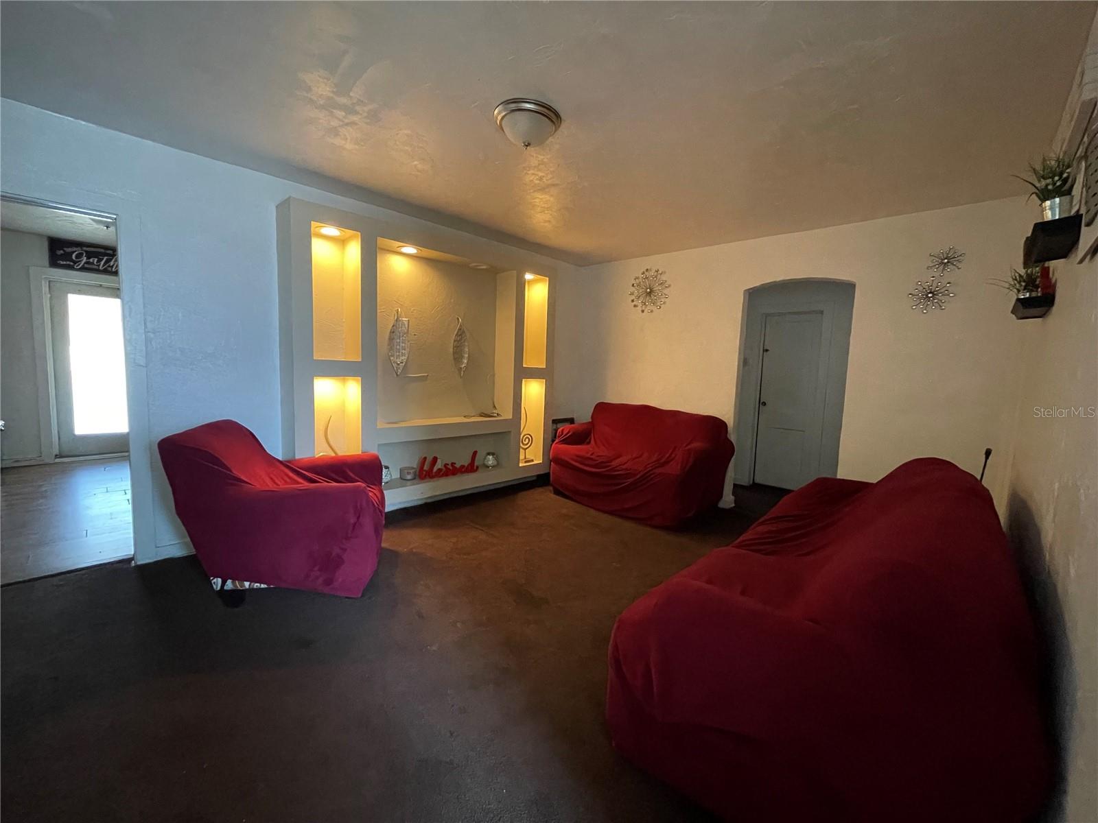 107 W BERESFORD AVENUE