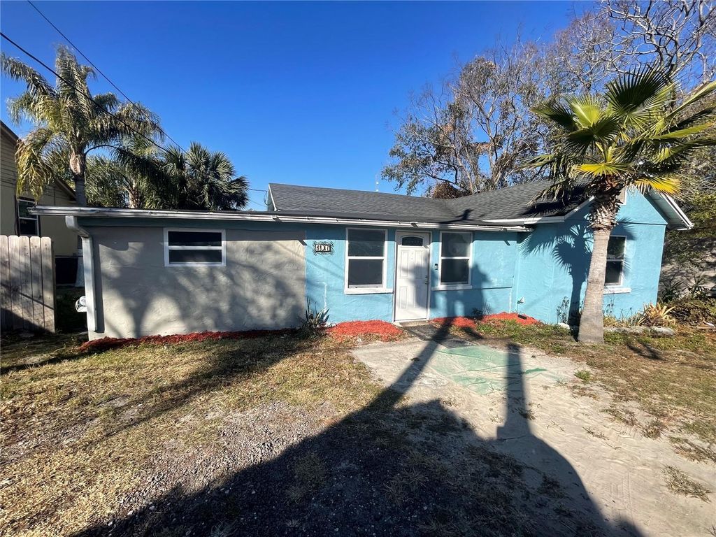 Photo of 107 W Beresford Avenue, Deland, FL 32720 (MLS # V4947128)