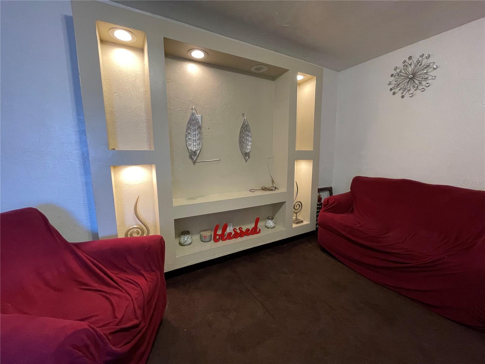 107 W BERESFORD AVENUE