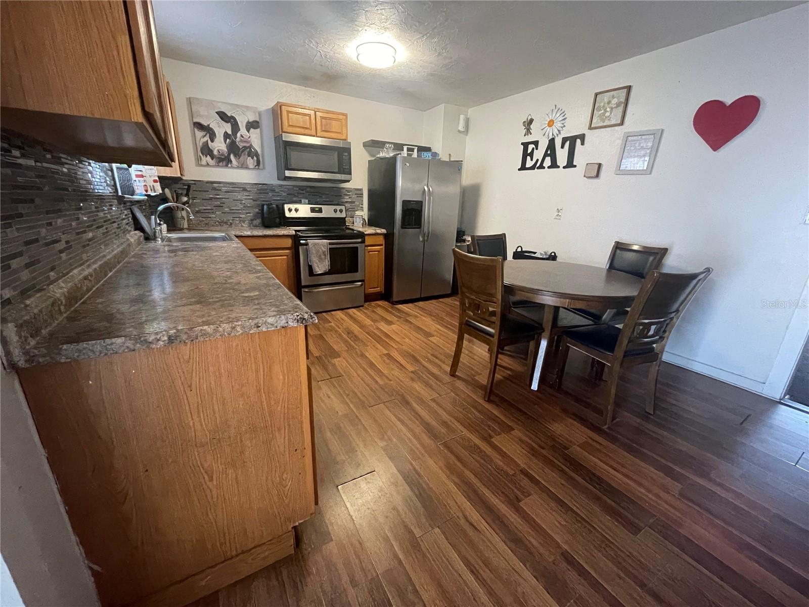 107 W BERESFORD AVENUE