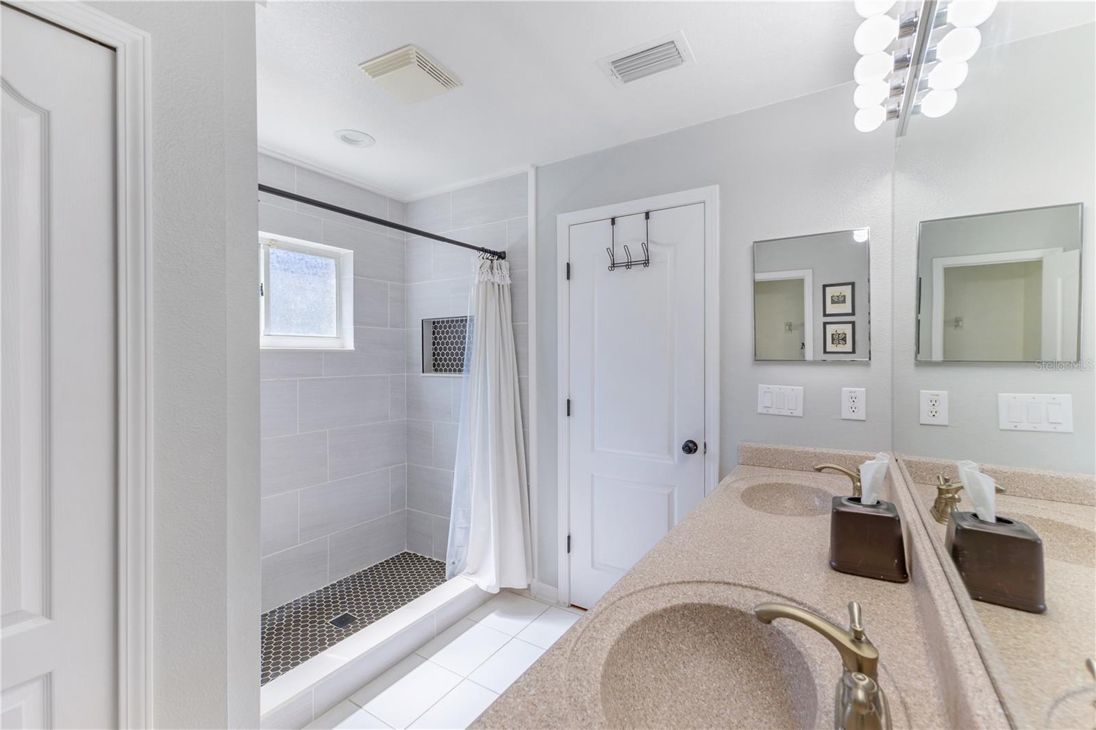 LEXINGTON OAKS VILLAGE 13 UN A & B - Residential