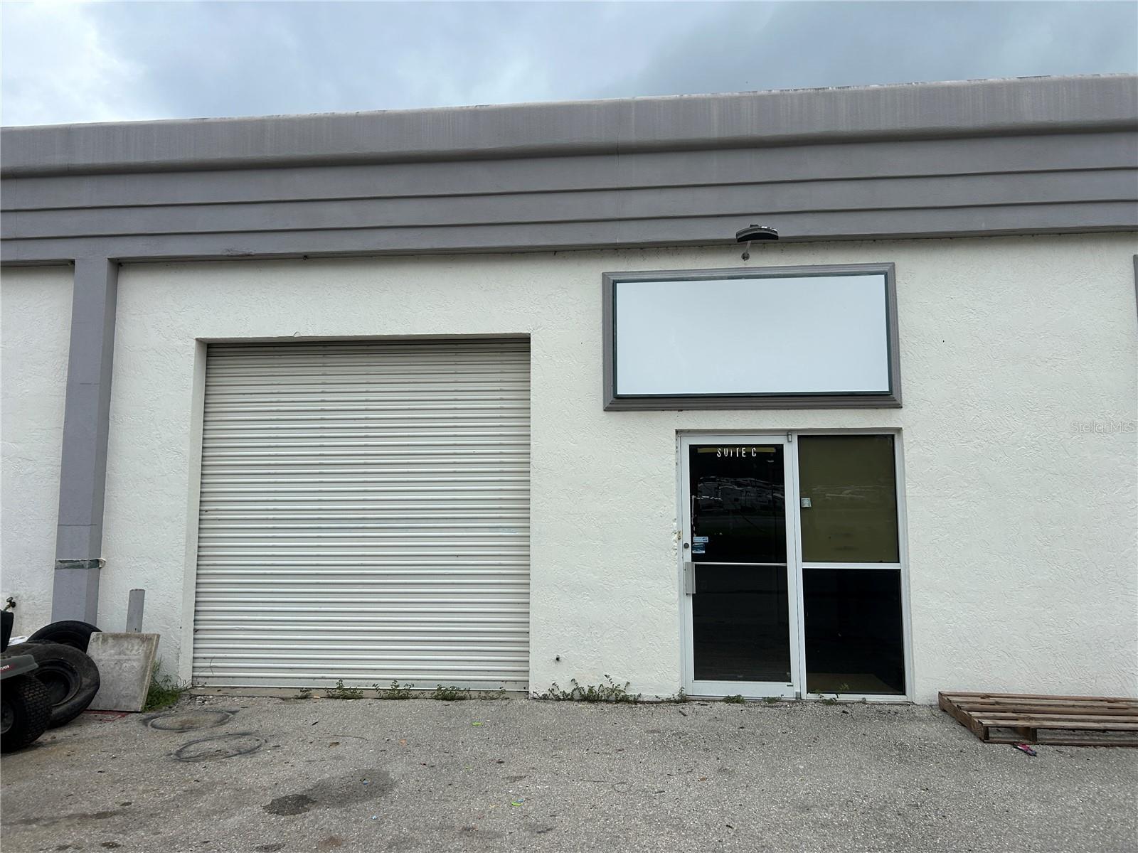 1750sf unit has an air conditioned front office, large air conditioned conference room, and the rest is warehouse with a minimum level of climate control, and 1 restroom. Units have no rear doors. Eave height 15.5", Ridge height 18'. 1,750sf, $9.50/sf/yr + $3.15/sf NNN. Total: $1,844.79/month