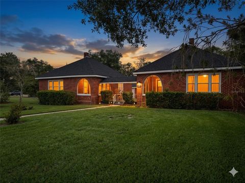 Photo of 425 E Sessoms Avenue, Lake Wales, FL 33853 (MLS # L4957186)