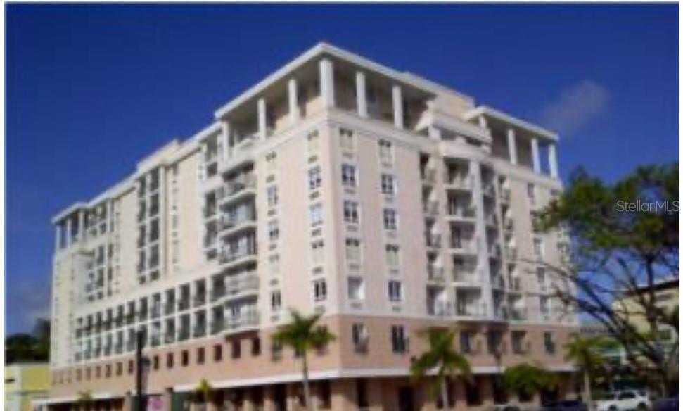 Beautiful apartment located en the historical town of Old San . Enjoy the harbor views, its distribution consists two bedrooms and two bathrooms . One covered parking. Full generator and water cistern.
