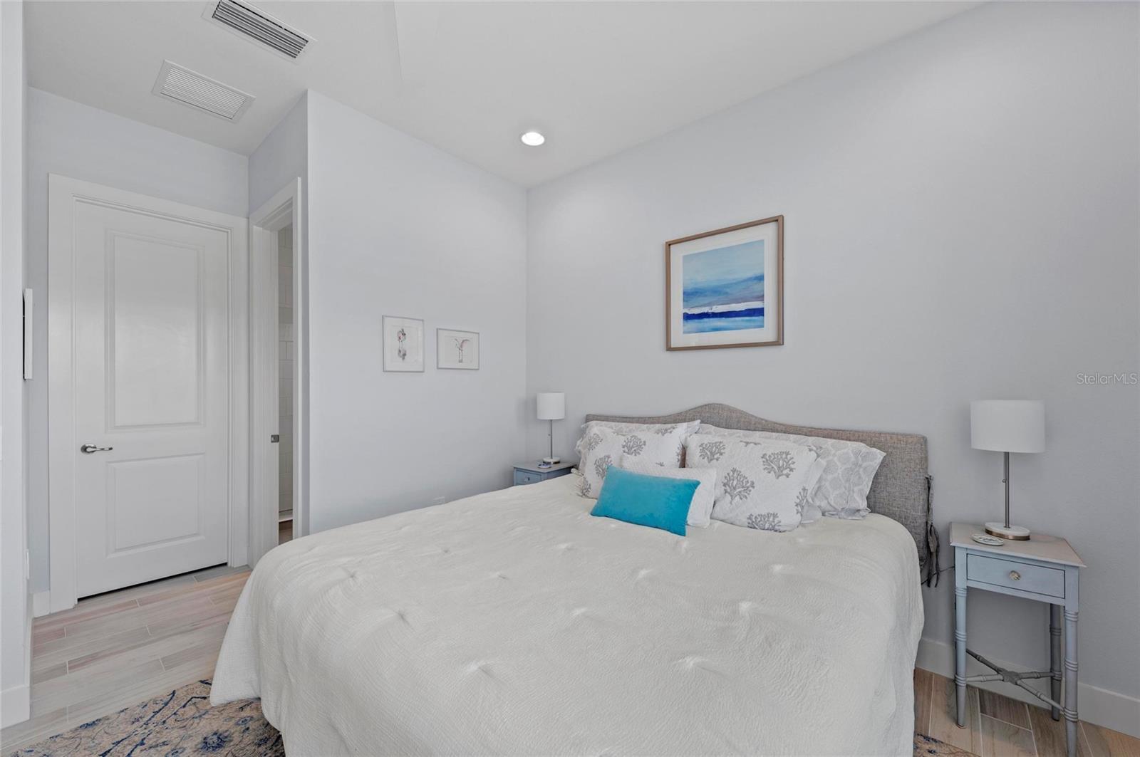 LAKEHOUSE COVE AT WATERSIDE - Residential