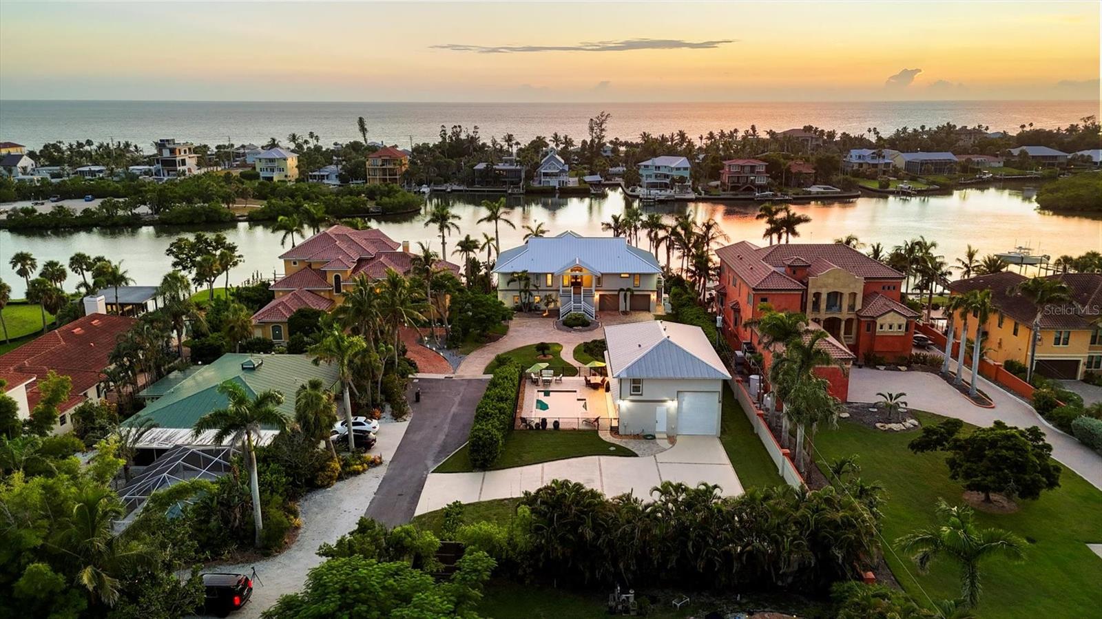 559 BOB HOPE DRIVE