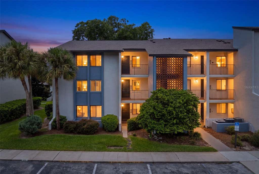 Photo of 11 Escondido Circle #102, Altamonte Springs, FL 32701 (MLS # O6434719)